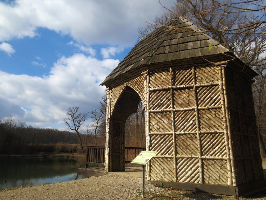 Park Maksimir, brezova ili ribarska koliba podignuta između 1853. i 1862. godine na obali četvrtog jezera i obnovljena 2007. godine